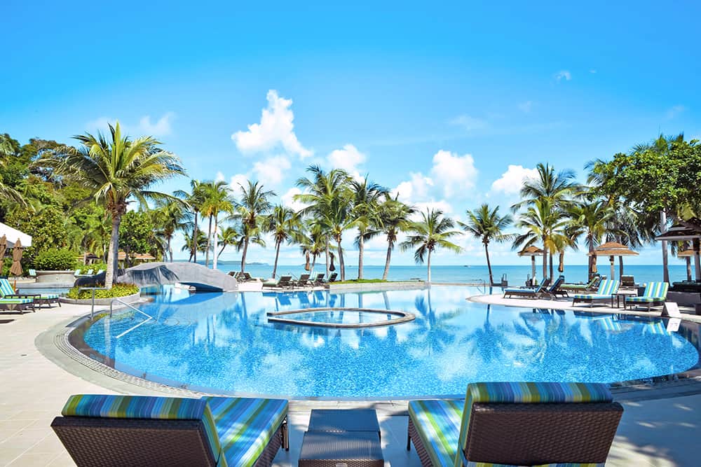 pool view lounger luxury hotel in pattaya