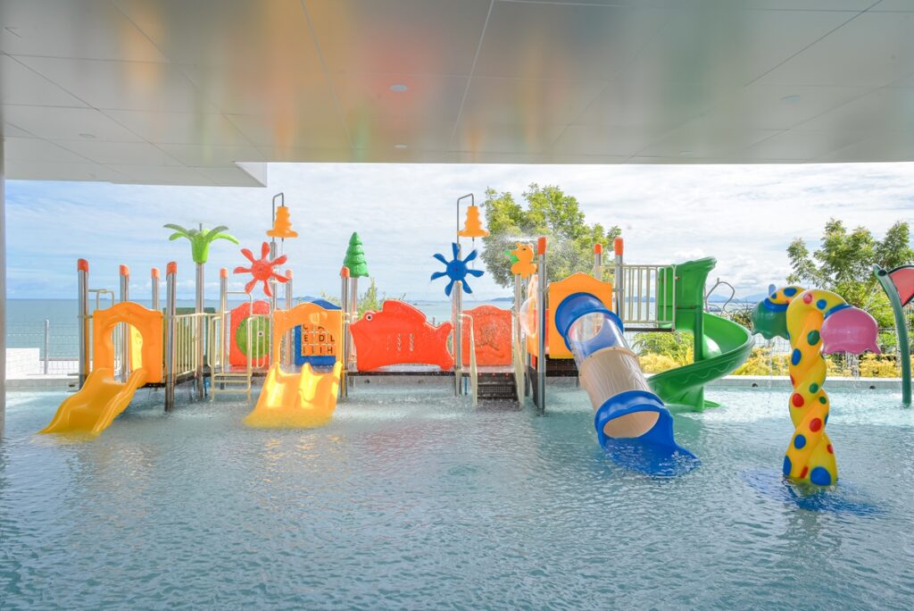 เครื่องเล่นสำหรับเด็กที่สระว่ายน้ำ ณ โรงแรมพัทยาวิวทะเล