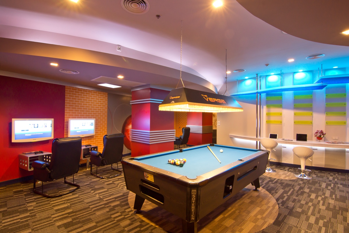 โต๊ะพูลที่เดอะเวิร์จ โรงแรมพัทยา รอยัล วิง สวีท แอนด์ สปา โรงแรมพัทยาวิวทะเล