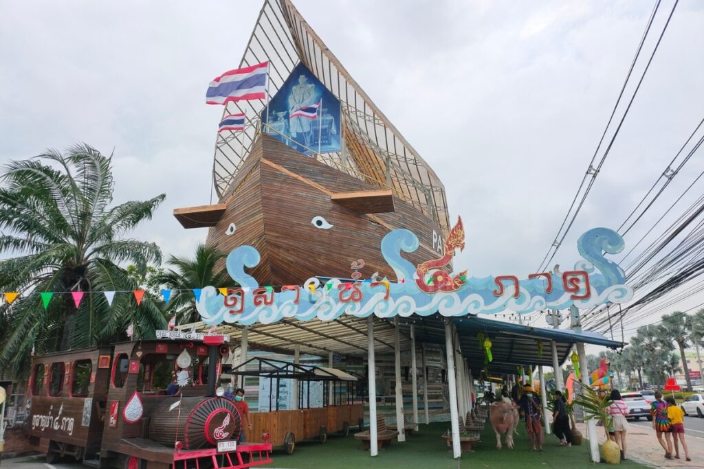pattaya floating market entrance