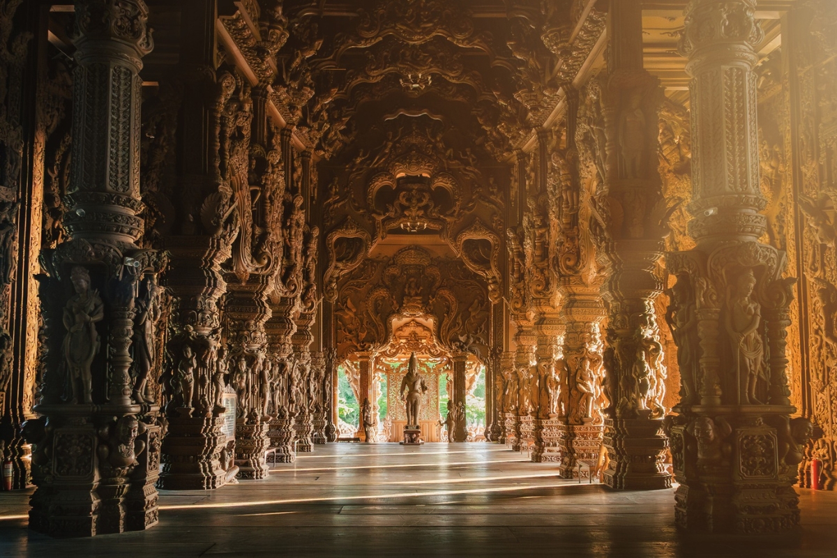 ไม้สักแกะสลักสื่อถึงความเป็นอนันต์ภายในปราสาทสัจธรรม