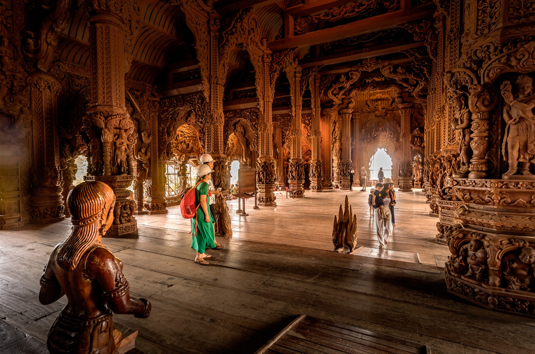 นักท่องเที่ยวถ่ายรูปมุมด้านในปราสาทสัจธรรม