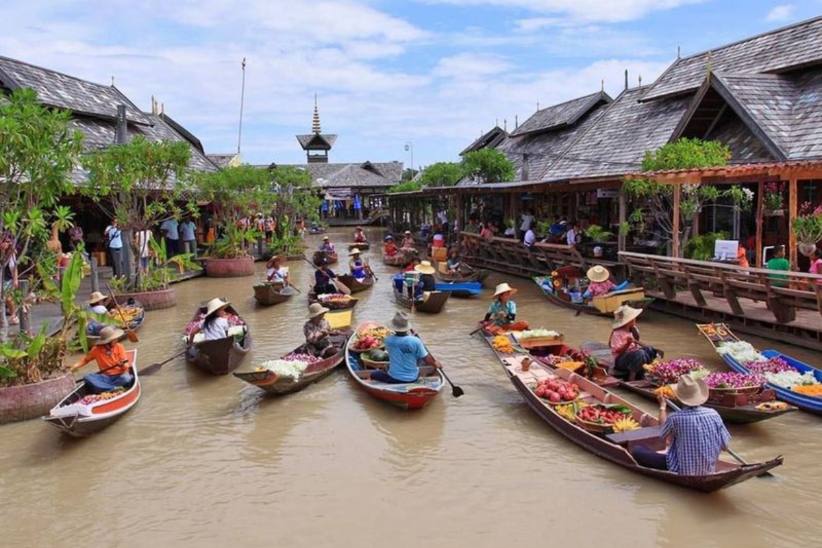 boats riding on pattaya floating market