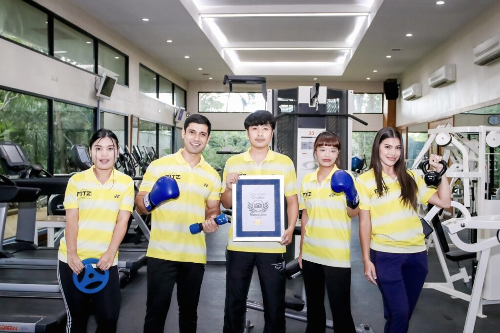 ทีมงานฟิตซ์ คลับ พร้อมด้วยรางวัล TripAdvisor Travelers' Choice Award ประจำปี 2023 ในฐานะสปอร์ตคลับที่ดีที่สุดในพัทยา