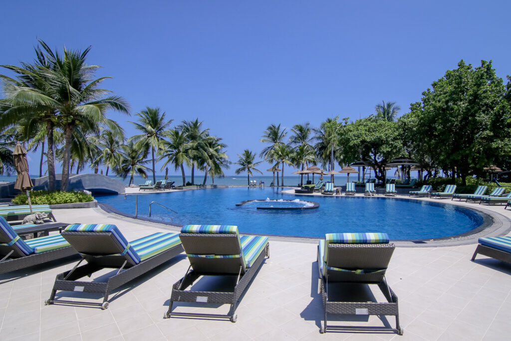 สระว่ายน้ำในบริเวณโรงแรมพัทยาหรูของเราพร้อมวิวทะเล