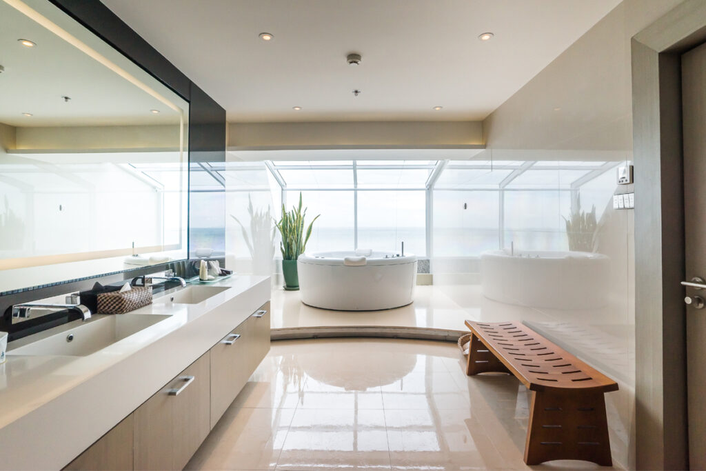 อ่างจากุซซี่น้ำวนในห้องน้ำของห้องเพรสซิเดนท์เชียล แพลตตินั่ม สวีท