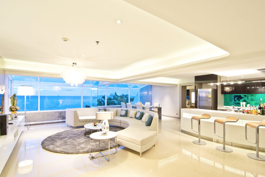 พื้นที่พักผ่อนหรือสังสรรค์ภายในห้องสวีทพัทยาสุดหรู