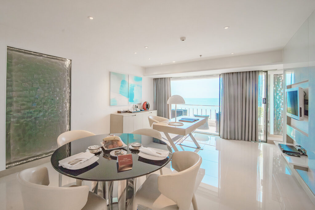 โซนทำงานในห้องเพรสซิเดนท์เชียล แพลตตินั่ม สวีท