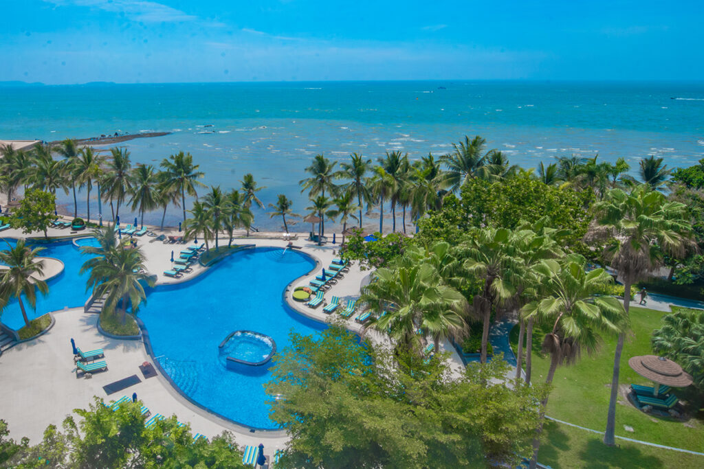 วิวสระว่ายน้ำและทะเล ณ โรงแรมพัทยา 5 ดาวสุดหรูของเรา