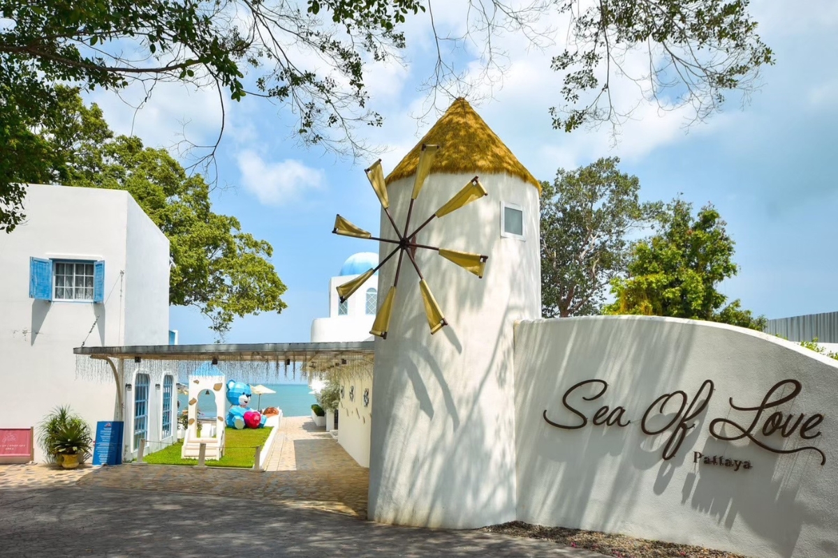 Entrance to Sea of Love Cafe in Pattaya