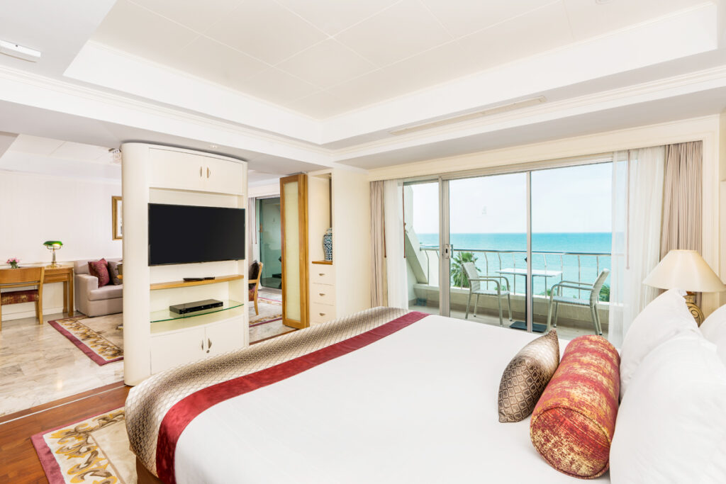 ห้อง Royal Wing Suite ของเรามาพร้อมกับระเบียงส่วนตัวที่สามารถมองเห็นวิวทะเลที่สวยงาม