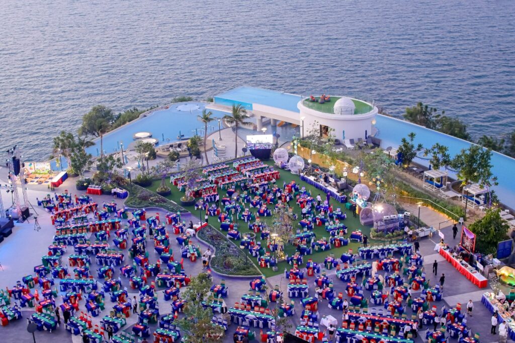 เพลิดเพลินกับดินเนอร์ปีใหม่ 2025 ริมสระว่ายน้ำ พร้อมวิวทะเล