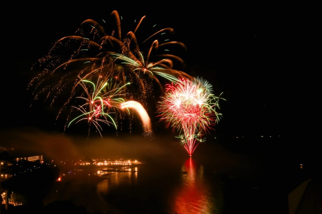 การแสดงพลุตระการตาในคืนข้ามปี 2025