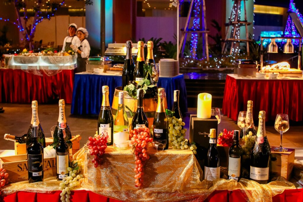 เครื่องดื่มหลากหลายเพื่อเฉลิมฉลองในงานดินเนอร์ปีใหม่ 