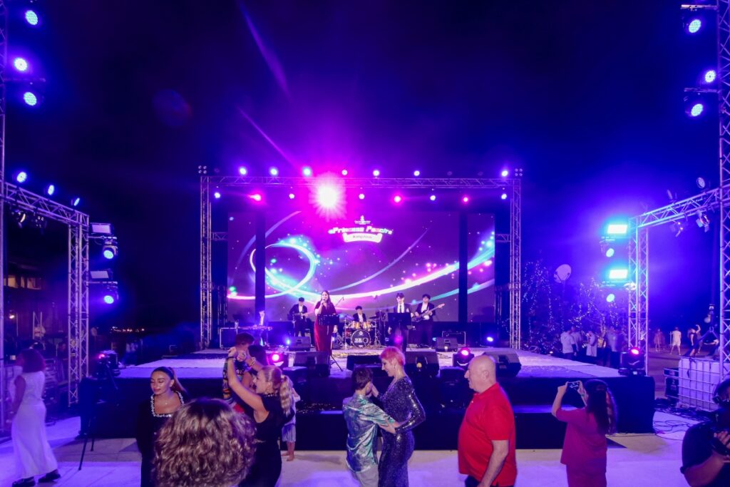 การแสดงดนตรีสดในงานดินเนอร์ปีใหม่ 2025