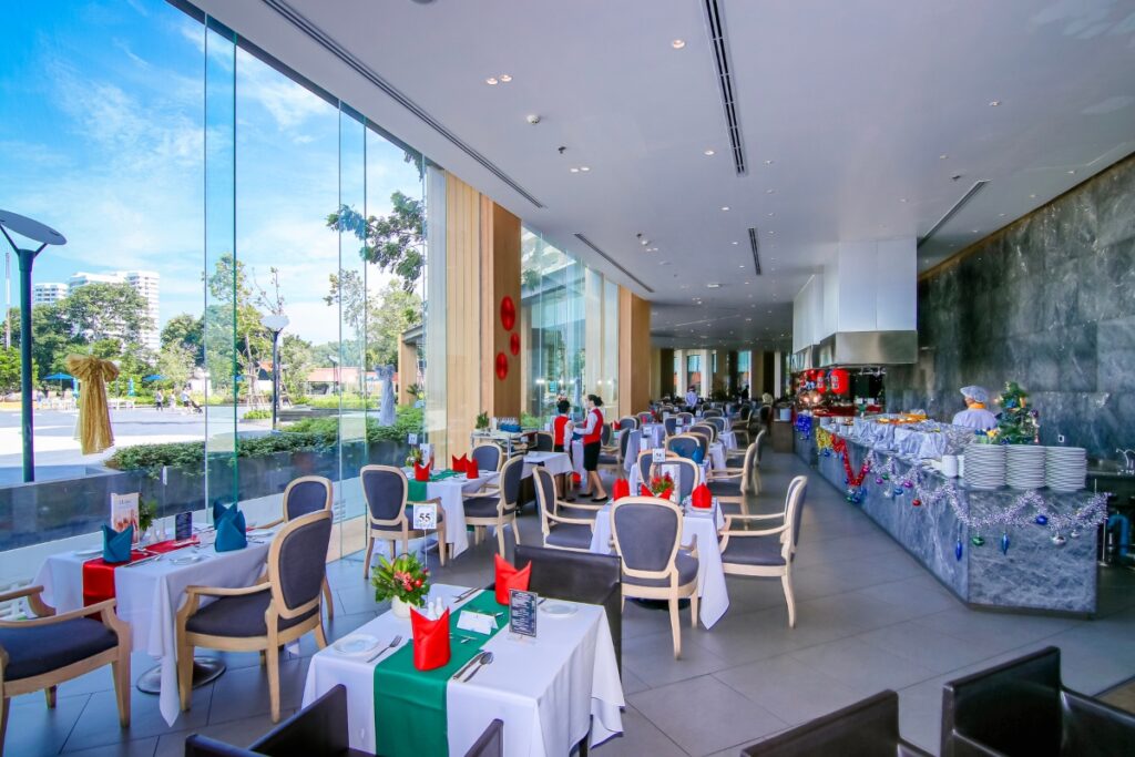 ห้องอาหารพาโนรามาสำหรับบุฟเฟต์อาหารกลางวันวันคริสต์มาส