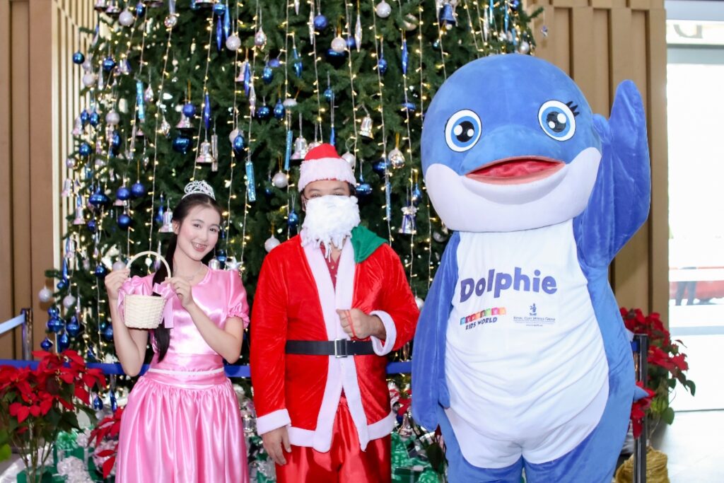 ซานต้าคลอสมาพร้อมของขวัญเซอร์ไพร์สเด็ก ๆ ระหว่างรับประทานดินเนอร์คริสต์มาส 2024