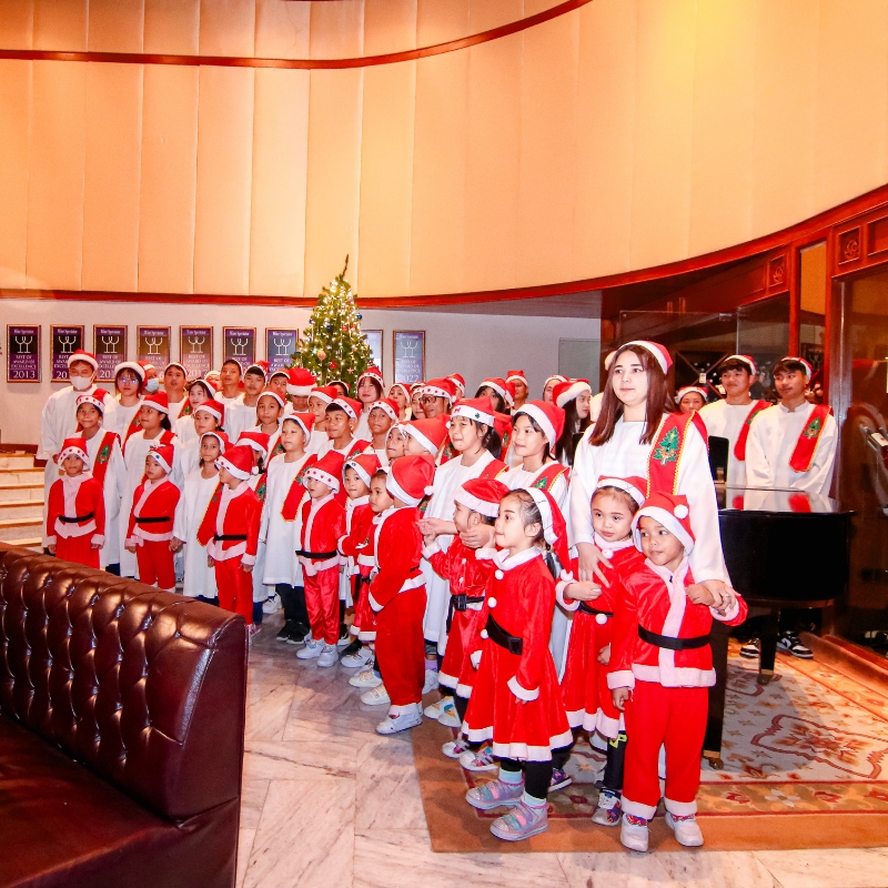 christmas dinner 2024 children singing in choir