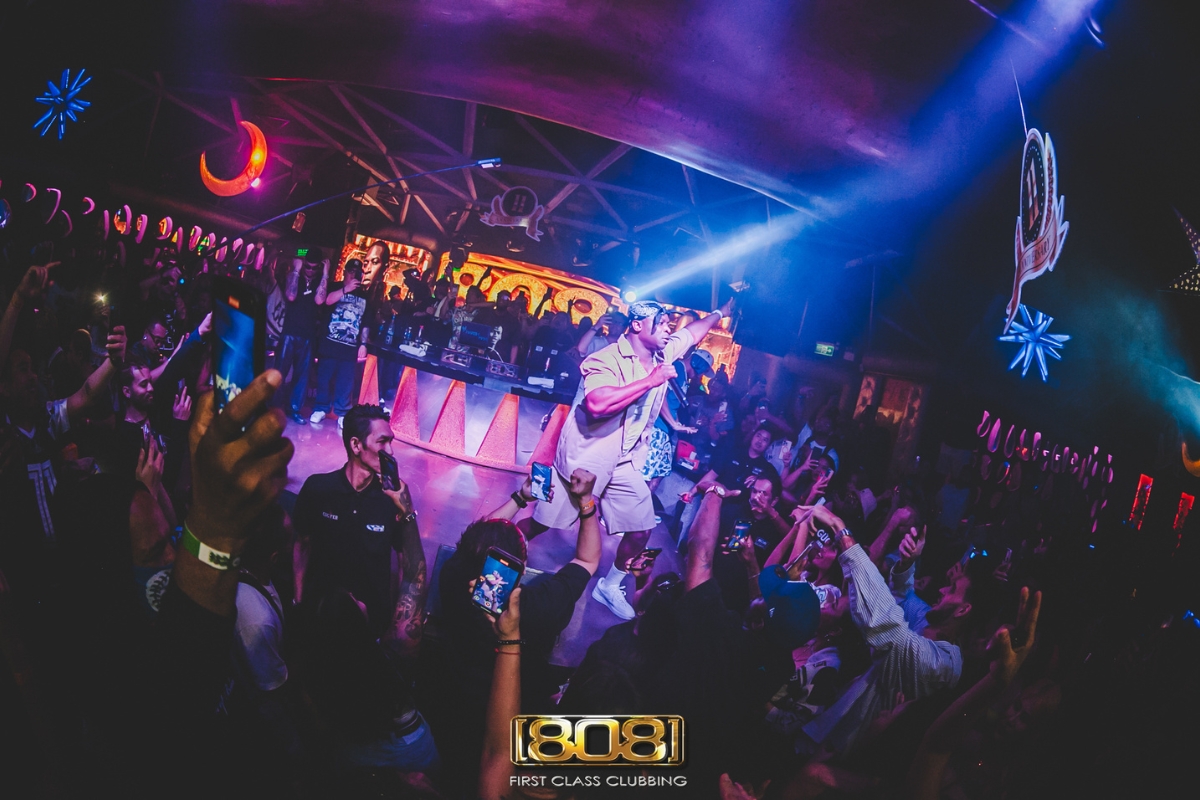 people watching live performance at 808 club in pattaya