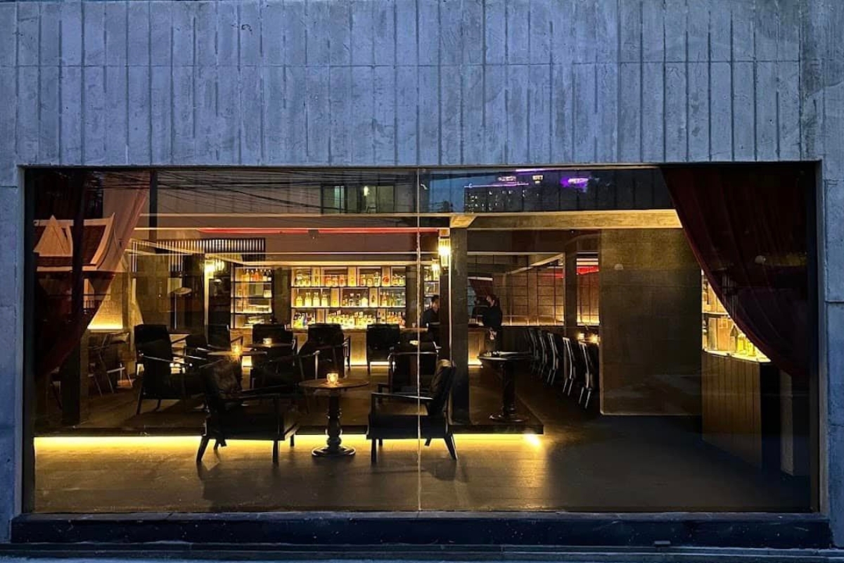 a look inside the dramatic interior of ronin bar in pattaya