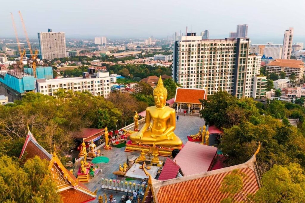 วัดพระใหญ่ ตั้งอยู่บนเขาพระตำหนัก