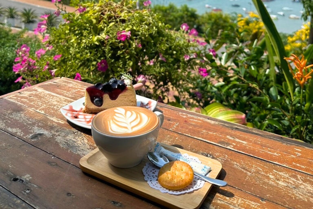 เค้กและกาแฟบนโต๊ะด้านนอกร้าน City Coffee Pattaya