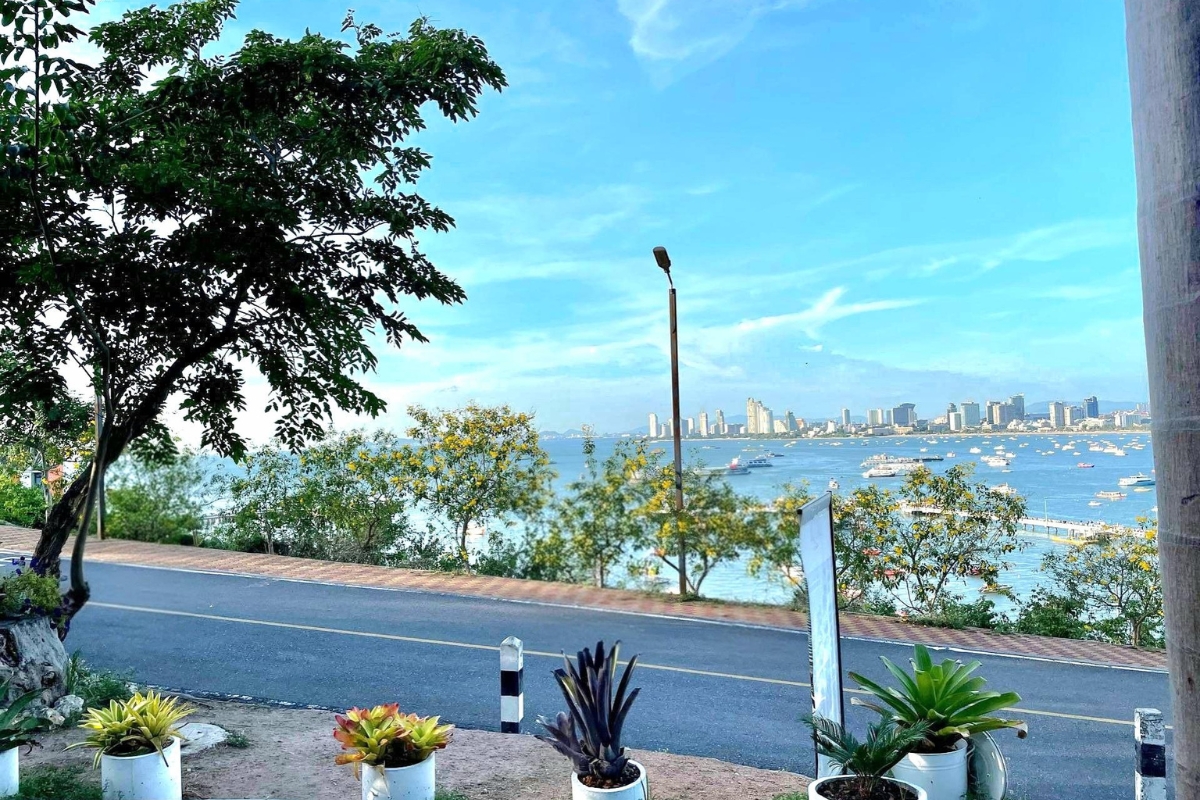 บรรยากาศวิวทะเลและวิวเมืองพัทยา ณ City Coffee Pattaya