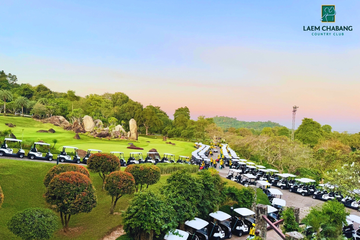 golf carts at luxury golf course in pattaya