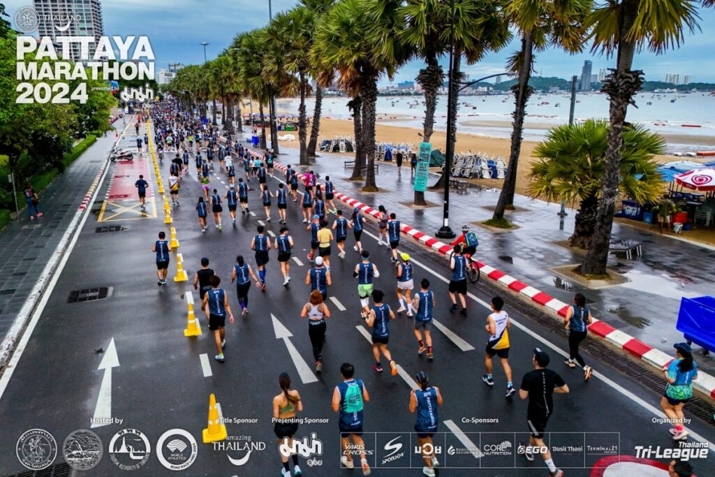 ภาพบรรยากาศขณะนักวิ่งกำลังวิ่งในงาน พัทยามาราธอน