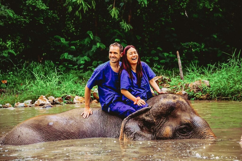 นักท่องเที่ยวขี่ช้าง หมู่บ้านช้างพัทยา