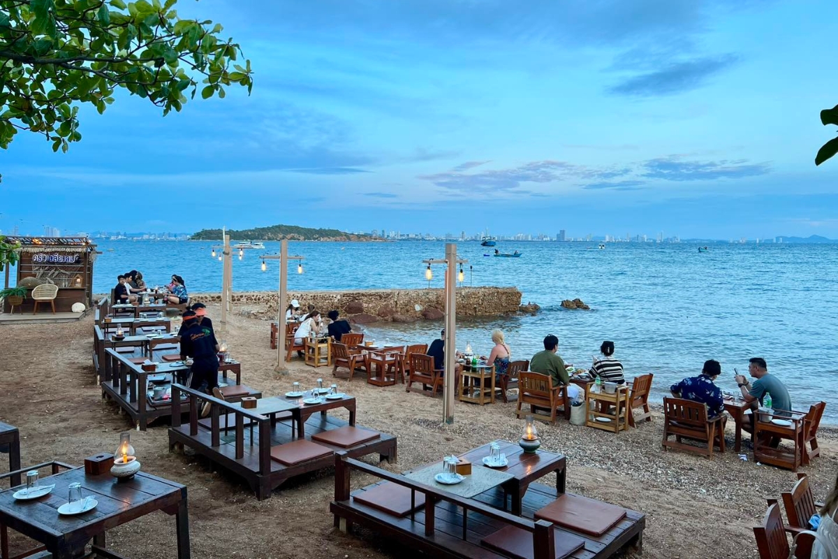 Oceanfront restaurant in Koh Lan with mesmerizing views of the sea and mainland