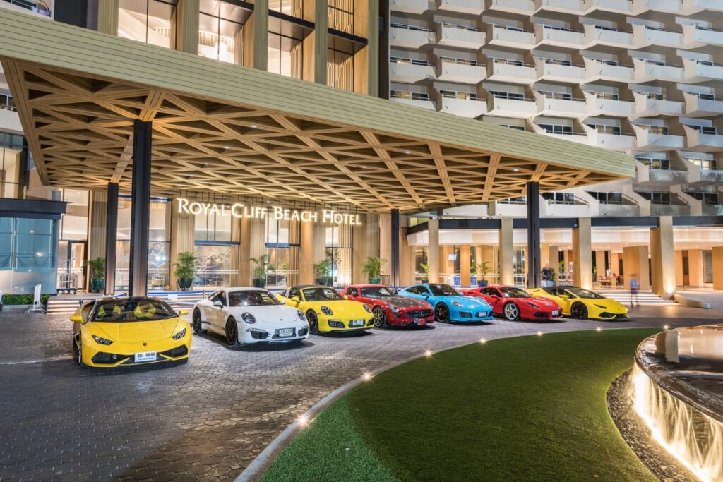 ที่จอดรถซุปเปอร์คาร์ด้านหน้าโรงแรมพัทยาหรู