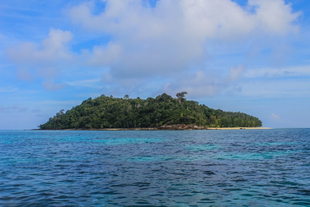 เที่ยวเกาะไผ่ เกาะสวยใกล้พัทยา 