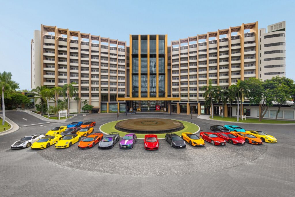 รถซุปเปอร์คาร์หลากหลายรุ่นจอดเรียงรายหน้าโรงแรมพัทยาสุดหรู