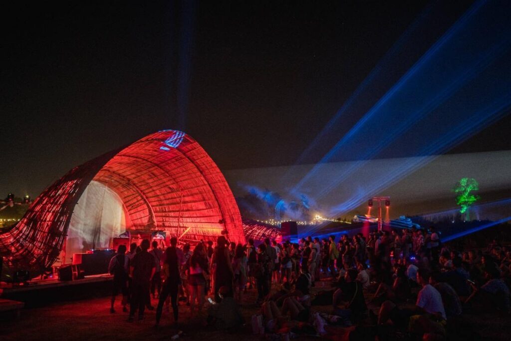 ผู้ชมกำลังสนุกกับดนตรีในเทศกาลดนตรีพัทยา Wonderfruit 2025