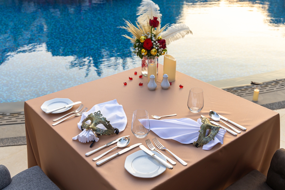 napkin folding for poolside party in pattaya